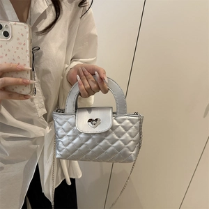 Silberne Stepptasche mit Herzschloss und Kettenriemen für Damen im Trend