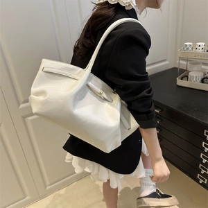 Borsa tote minimalista in pelle verniciata bianca con trama a pieghe e spalline sottili