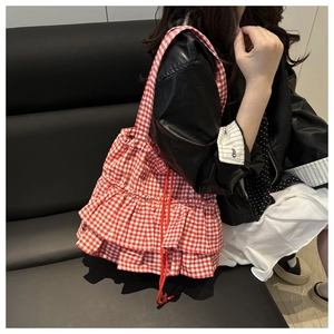 Détail du sac cabas vichy rouge à volants et cordon de serrage réglable sur la bandoulière