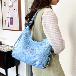 Sac à bandoulière bleu clair en dentelle florale avec paillettes et sangle ajustable