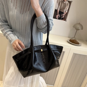 Borsa tote minimalista in pelle verniciata nera con dettagli dorati per l'ufficio