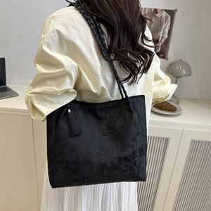 Grand sac cabas noir avec motif jacquard floral et pompon élégant pour femme moderne