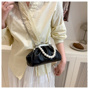 Détail du sac nuage noir plissé avec poignée en perles et fermoir en métal vintage