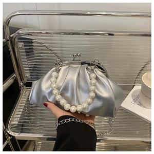 Détail du sac de soirée argenté plissé avec anse en perles et fermoir boule métal