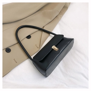 Sac bandoulière noir avec fermoir doré et cuir mat pour un look tendance chic
