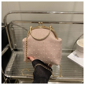 Bolso de fiesta de jacquard rosa con cierre dorado, cadena y detalle de asa metálica