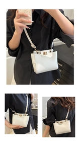 Vues détaillées d'un sac bandoulière blanc en cuir grainé avec fermoir métallique doré