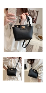 Détail d'un sac à main en cuir grainé noir avec fermoir doré et bandoulière réglable