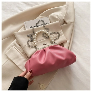 Vue détaillée de la pochette nuage rose plissée avec anse en perles et chaîne argent