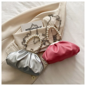 Détail de sacs nuages plissés argent et rose avec perle et bandoulière en chaîne