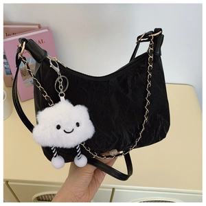 Détail du sac cabas plissé noir avec bandoulière chaîne et breloque nuage doux