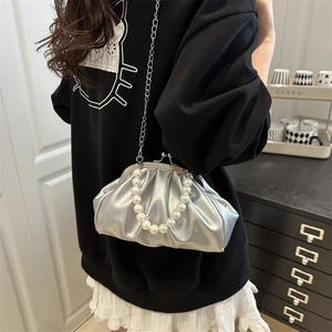 Sac nuage plissé argenté avec poignée en perles et bandoulière amovible en métal