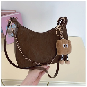 Sac hobo marron foncé aspect vintage avec chaîne et joli porte-clés pain en peluche