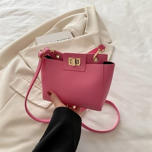 Sac à Épaule Minimaliste en Cuir PU Motif Litchi pour Femme Sac Bandoulière avec Fermeture à Verrou Dorée Petit Sac Carré