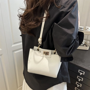 Sac bandoulière blanc motif litchi avec fermoir rotatif doré pour femme chic