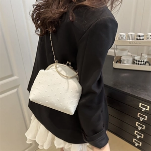 Bolso bandolera blanco con textura, cadena dorada y asa de anillo de estilo minimalista