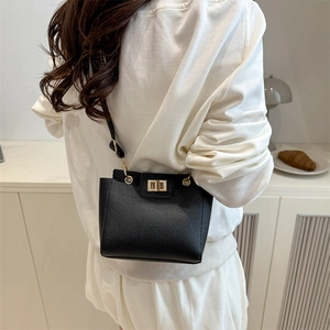 Petit sac bandoulière en cuir grainé noir avec fermoir rotatif doré élégant et chic
