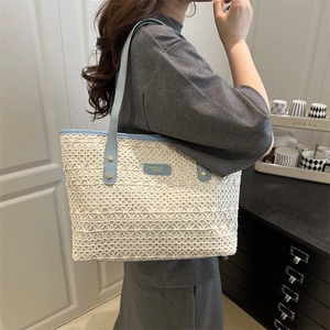 Sac à bandoulière tissé chic contrasté bleu et blanc avec clous dorés