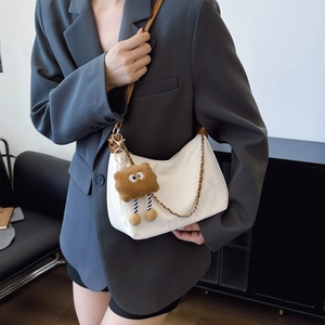 Sac fourre-tout blanc minimaliste avec bretelles marron et charm en peluche