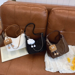 Trois sacs cabas en nylon plissé blanc, noir et marron avec chaînes métalliques