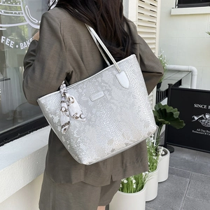 Borsa tote argento stampa serpente capiente con foulard in seta e placca metallica