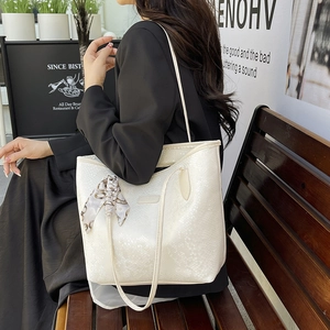 Borsa tote bianca motivo serpente con foulard in seta indossata da una modella