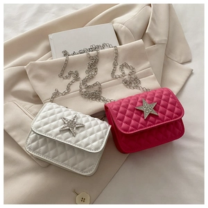 Détail du fermoir étoile en diamant et texture matelassée sur mini sacs blanc et rose