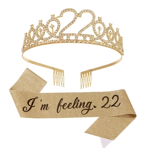 Set 22° compleanno dorato con corona di strass e fascia I'm feeling 22 lucida