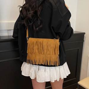 Sac bandoulière bohème marron en faux daim avec trois couches de franges et bandoulière