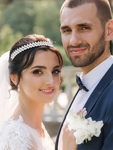 Dettaglio di una tiara da sposa con cristalli argentati indossata in un matrimonio all'aperto