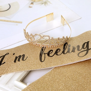 Dettaglio set 22° compleanno con corona di strass e fascia in tessuto glitterato