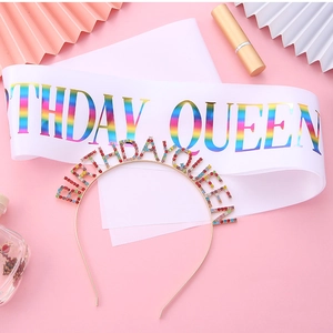Dettaglio del set con fascia BIRTHDAY QUEEN e tiara di strass per festa di compleanno