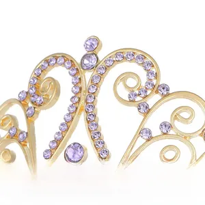 Détail macro d'une couronne d'anniversaire dorée avec cristaux violets et cœurs
