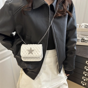 Mini sac bandoulière blanc matelassé avec étoile argentée et bandoulière en chaîne