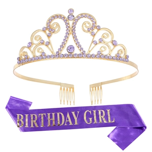 Détail de la tiare en strass doré et de l'écharpe en satin violet Birthday Girl pour fête