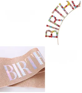 Dettaglio della fascia di compleanno glitterata rosa e del diadema con strass colorati