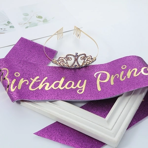 Banda de cumpleaños morada con texto dorado y conjunto de tiara corona de cristal