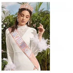 Dettaglio della tiara di compleanno in strass oro rosa e fascia glitter rosa su una modella