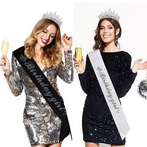 Detail von glitzernder Birthday Girl Schärpe und Strass-Krone Set für Geburtstag