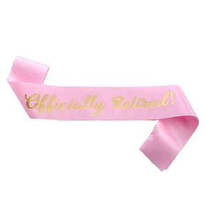Fascia Officially Retired in raso rosa con scritte in oro per festa di pensionamento