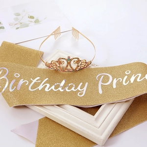 Détail d'un ensemble couronne dorée en strass et écharpe Birthday Princess pour fille