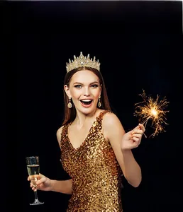 Funkelndes Geburtstagsdiadem mit Strass und Perlen in festlicher Party-Atmosphäre