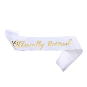 Fascia in raso bianco con elegante scritta dorata Officially Retired per feste
