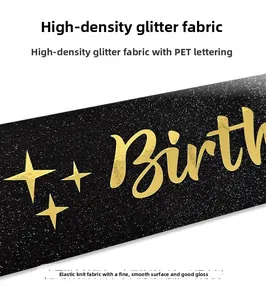 Détail de l'écharpe d'anniversaire noire pailletée avec marquage à l'or brillant