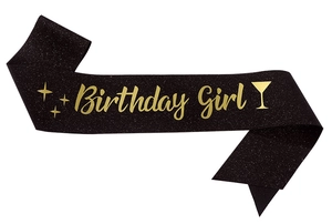 Détail de l'écharpe d'anniversaire noire pailletée avec texte doré et icônes de fête