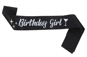 Détail de l'écharpe en satin noir Birthday Girl avec écriture blanche festive