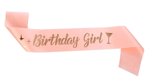 Détail de l'écharpe en satin rose avec lettrage Birthday Girl doré et étoiles