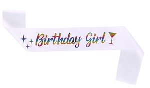 Détail de l'écharpe en satin blanc avec lettrage Birthday Girl coloré et motifs
