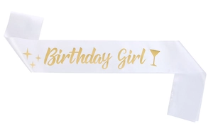 Détail de l'écharpe en satin blanc perle avec texte Birthday Girl doré et symboles