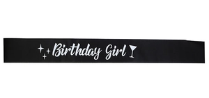 Détail de l'écharpe Birthday Girl en satin noir avec lettrage blanc et motifs étoilés